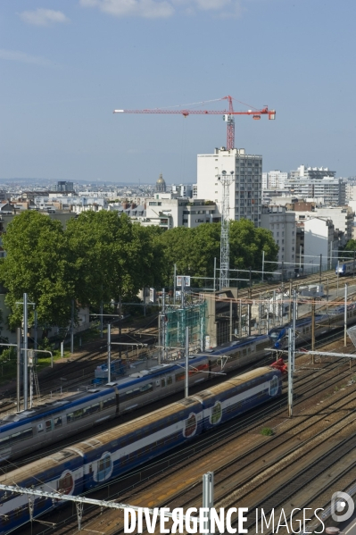 Illustration Mai2015.TER se croisant au depart et a l arrivee de la gare Montparnasse