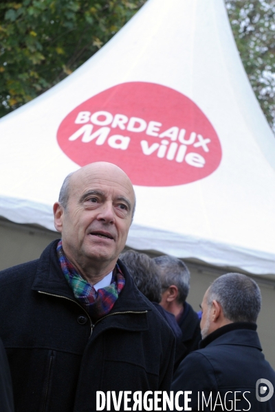 Alain JUPPE Maire de Bordeaux en campagne pour les élections municipales de 2014