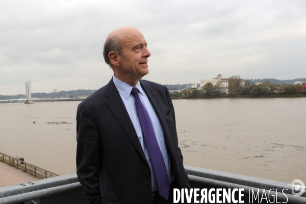 Alain JUPPE Maire de Bordeaux en campagne pour les élections municipales de 2014