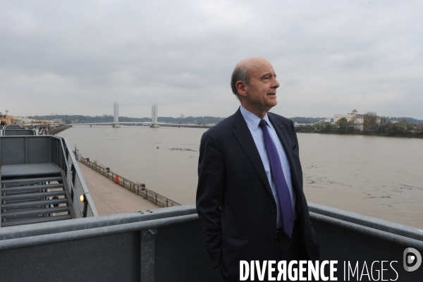 Alain JUPPE Maire de Bordeaux en campagne pour les élections municipales de 2014