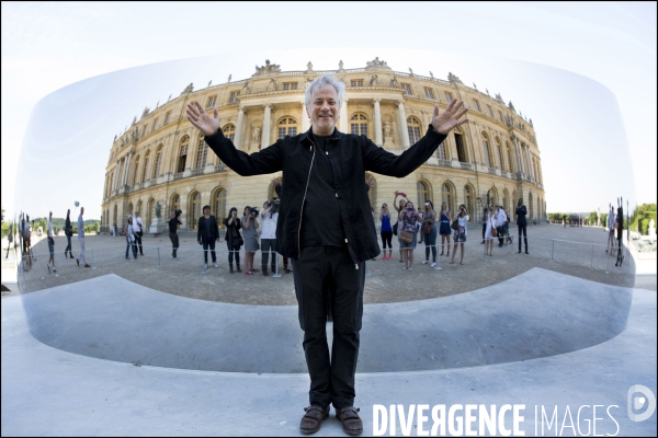 Visite de l Exposition Anish KAPOOR avec l artiste qui présente ses oeuvres dans les jardins du Château de Versailles et dans la salle historique du jeu de paume.