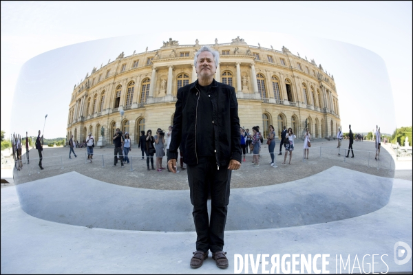 Visite de l Exposition Anish KAPOOR avec l artiste qui présente ses oeuvres dans les jardins du Château de Versailles et dans la salle historique du jeu de paume.