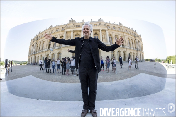 Visite de l Exposition Anish KAPOOR avec l artiste qui présente ses oeuvres dans les jardins du Château de Versailles et dans la salle historique du jeu de paume.