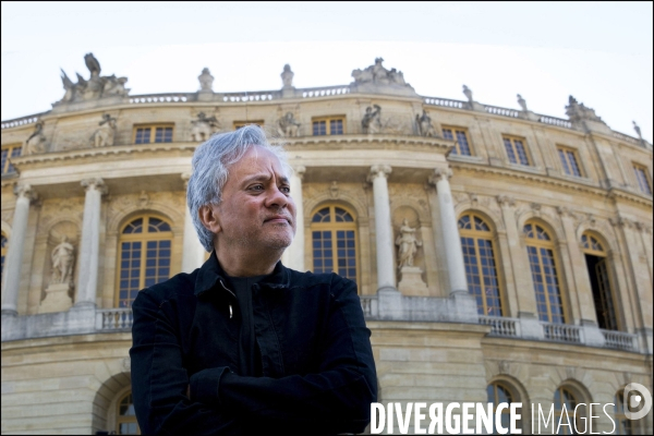 Visite de l Exposition Anish KAPOOR avec l artiste qui présente ses oeuvres dans les jardins du Château de Versailles et dans la salle historique du jeu de paume.