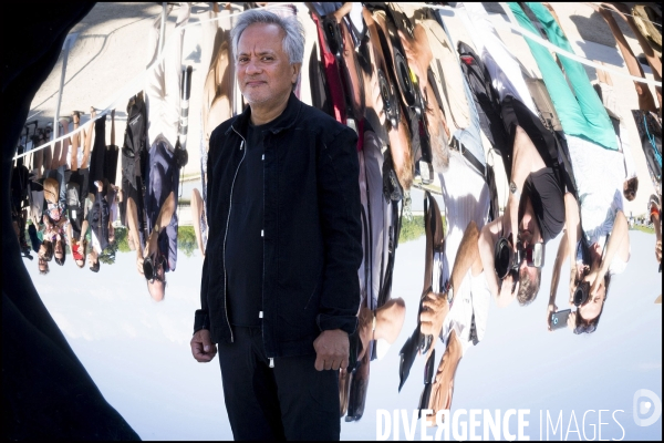 Visite de l Exposition Anish KAPOOR avec l artiste qui présente ses oeuvres dans les jardins du Château de Versailles et dans la salle historique du jeu de paume.