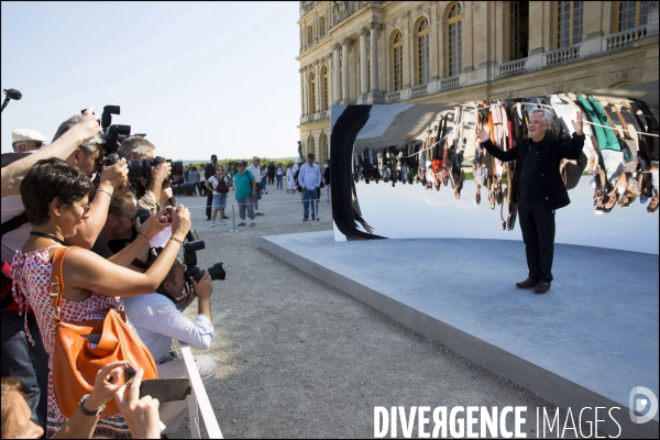 Visite de l Exposition Anish KAPOOR avec l artiste qui présente ses oeuvres dans les jardins du Château de Versailles et dans la salle historique du jeu de paume.