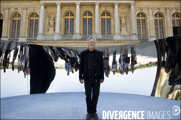 Visite de l Exposition Anish KAPOOR avec l artiste qui présente ses oeuvres dans les jardins du Château de Versailles et dans la salle historique du jeu de paume.