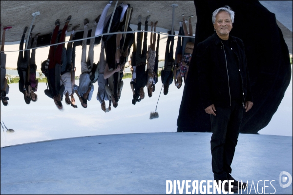 Visite de l Exposition Anish KAPOOR avec l artiste qui présente ses oeuvres dans les jardins du Château de Versailles et dans la salle historique du jeu de paume.