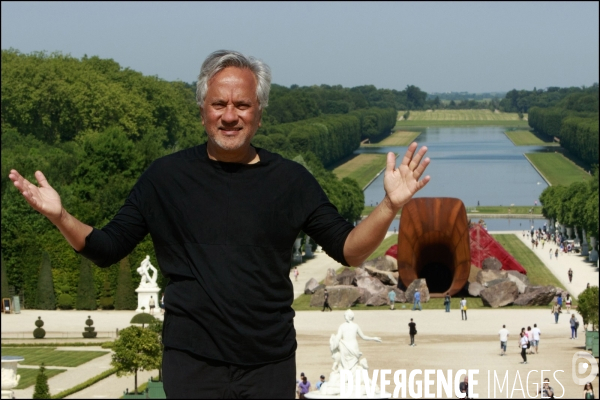 Visite de l Exposition Anish KAPOOR avec l artiste qui présente ses oeuvres dans les jardins du Château de Versailles et dans la salle historique du jeu de paume.