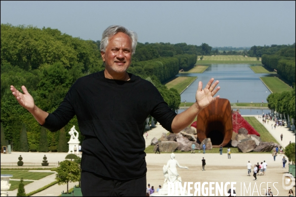 Visite de l Exposition Anish KAPOOR avec l artiste qui présente ses oeuvres dans les jardins du Château de Versailles et dans la salle historique du jeu de paume.