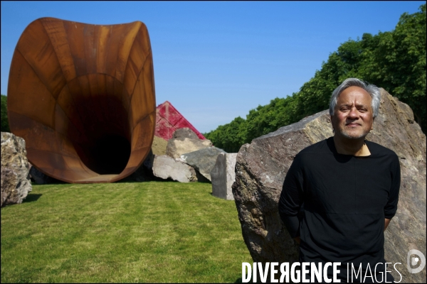 Visite de l Exposition Anish KAPOOR avec l artiste qui présente ses oeuvres dans les jardins du Château de Versailles et dans la salle historique du jeu de paume.