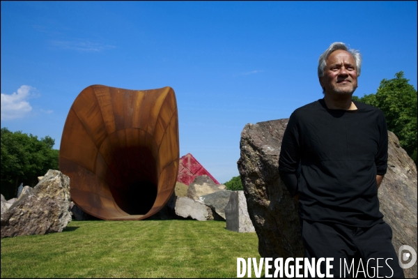 Visite de l Exposition Anish KAPOOR avec l artiste qui présente ses oeuvres dans les jardins du Château de Versailles et dans la salle historique du jeu de paume.