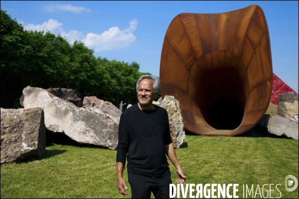 Visite de l Exposition Anish KAPOOR avec l artiste qui présente ses oeuvres dans les jardins du Château de Versailles et dans la salle historique du jeu de paume.