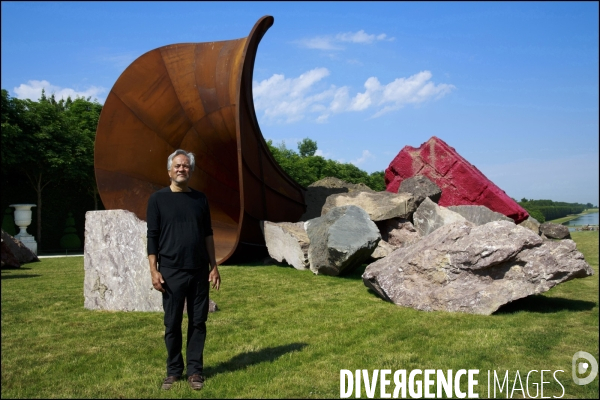 Visite de l Exposition Anish KAPOOR avec l artiste qui présente ses oeuvres dans les jardins du Château de Versailles et dans la salle historique du jeu de paume.