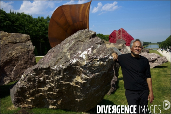 Visite de l Exposition Anish KAPOOR avec l artiste qui présente ses oeuvres dans les jardins du Château de Versailles et dans la salle historique du jeu de paume.