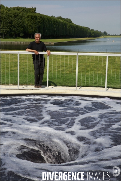 Visite de l Exposition Anish KAPOOR avec l artiste qui présente ses oeuvres dans les jardins du Château de Versailles et dans la salle historique du jeu de paume.