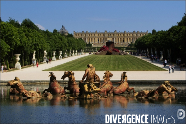 Visite de l Exposition Anish KAPOOR avec l artiste qui présente ses oeuvres dans les jardins du Château de Versailles et dans la salle historique du jeu de paume.