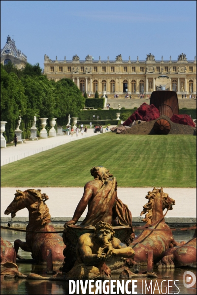 Visite de l Exposition Anish KAPOOR avec l artiste qui présente ses oeuvres dans les jardins du Château de Versailles et dans la salle historique du jeu de paume.