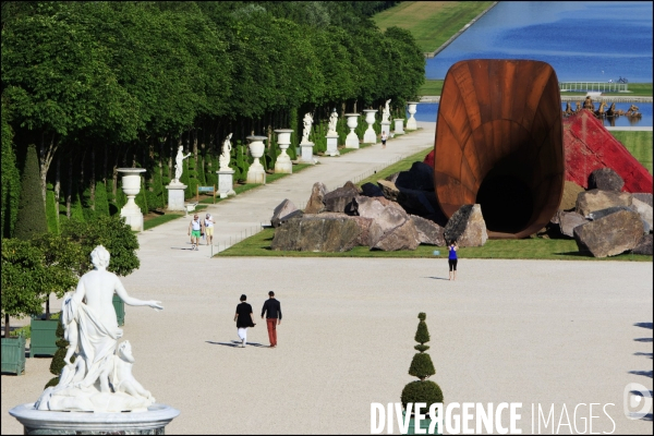 Visite de l Exposition Anish KAPOOR avec l artiste qui présente ses oeuvres dans les jardins du Château de Versailles et dans la salle historique du jeu de paume.