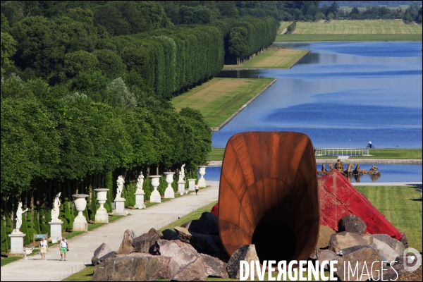 Visite de l Exposition Anish KAPOOR avec l artiste qui présente ses oeuvres dans les jardins du Château de Versailles et dans la salle historique du jeu de paume.