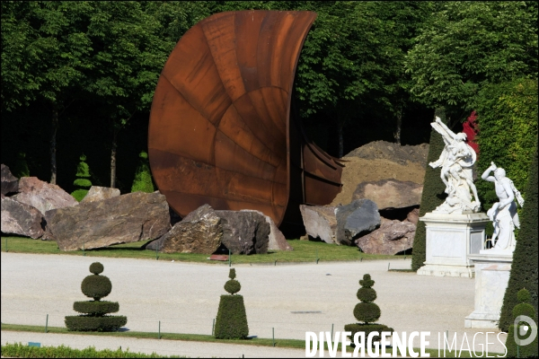 Visite de l Exposition Anish KAPOOR avec l artiste qui présente ses oeuvres dans les jardins du Château de Versailles et dans la salle historique du jeu de paume.