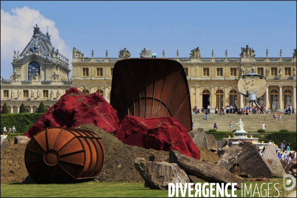 Visite de l Exposition Anish KAPOOR avec l artiste qui présente ses oeuvres dans les jardins du Château de Versailles et dans la salle historique du jeu de paume.