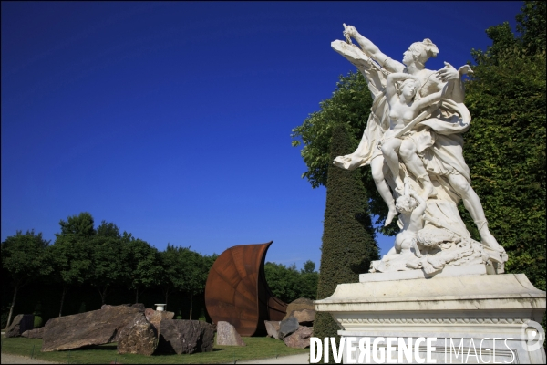 Visite de l Exposition Anish KAPOOR avec l artiste qui présente ses oeuvres dans les jardins du Château de Versailles et dans la salle historique du jeu de paume.