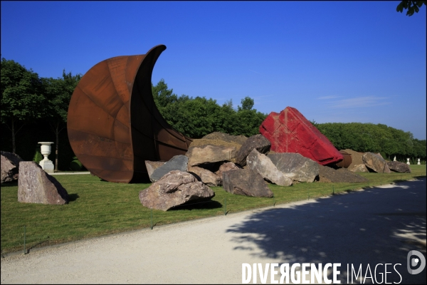 Visite de l Exposition Anish KAPOOR avec l artiste qui présente ses oeuvres dans les jardins du Château de Versailles et dans la salle historique du jeu de paume.