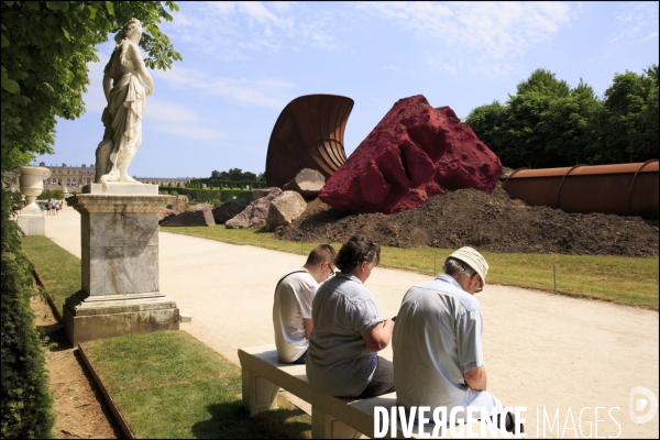 Visite de l Exposition Anish KAPOOR avec l artiste qui présente ses oeuvres dans les jardins du Château de Versailles et dans la salle historique du jeu de paume.