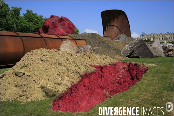 Visite de l Exposition Anish KAPOOR avec l artiste qui présente ses oeuvres dans les jardins du Château de Versailles et dans la salle historique du jeu de paume.