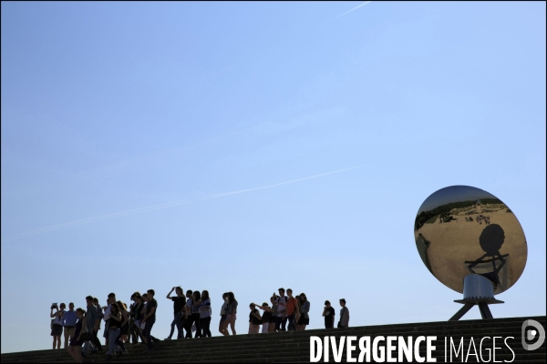 Visite de l Exposition Anish KAPOOR avec l artiste qui présente ses oeuvres dans les jardins du Château de Versailles et dans la salle historique du jeu de paume.