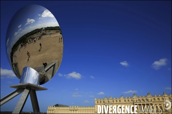 Visite de l Exposition Anish KAPOOR avec l artiste qui présente ses oeuvres dans les jardins du Château de Versailles et dans la salle historique du jeu de paume.