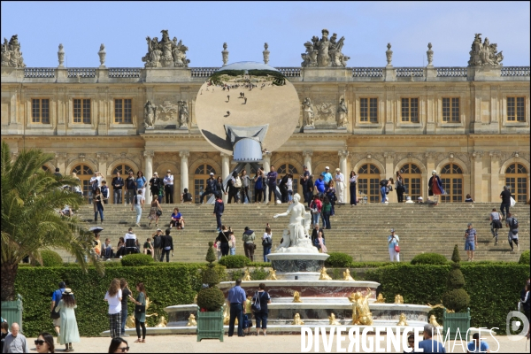 Visite de l Exposition Anish KAPOOR avec l artiste qui présente ses oeuvres dans les jardins du Château de Versailles et dans la salle historique du jeu de paume.