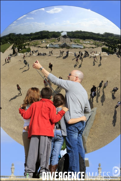 Visite de l Exposition Anish KAPOOR avec l artiste qui présente ses oeuvres dans les jardins du Château de Versailles et dans la salle historique du jeu de paume.