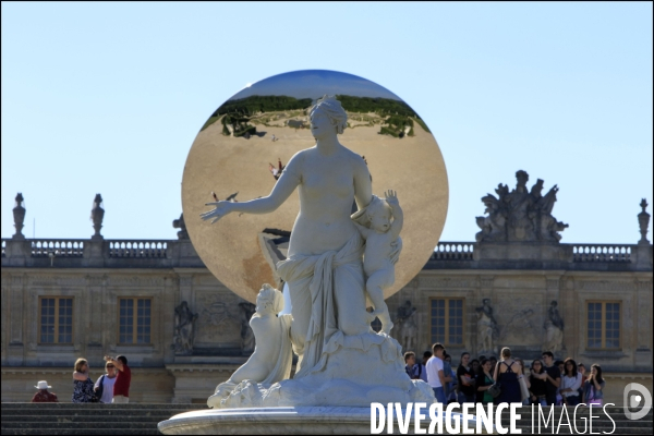 Visite de l Exposition Anish KAPOOR avec l artiste qui présente ses oeuvres dans les jardins du Château de Versailles et dans la salle historique du jeu de paume.