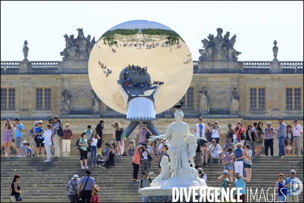 Visite de l Exposition Anish KAPOOR avec l artiste qui présente ses oeuvres dans les jardins du Château de Versailles et dans la salle historique du jeu de paume.