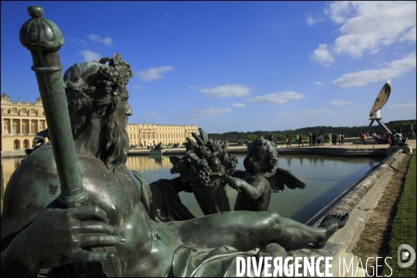 Visite de l Exposition Anish KAPOOR avec l artiste qui présente ses oeuvres dans les jardins du Château de Versailles et dans la salle historique du jeu de paume.