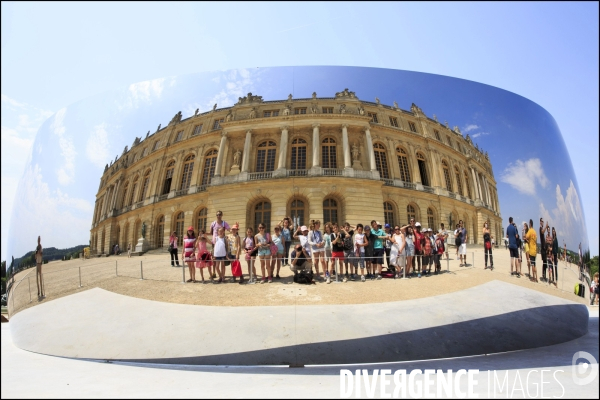 Visite de l Exposition Anish KAPOOR avec l artiste qui présente ses oeuvres dans les jardins du Château de Versailles et dans la salle historique du jeu de paume.