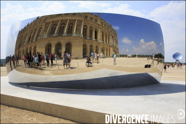 Visite de l Exposition Anish KAPOOR avec l artiste qui présente ses oeuvres dans les jardins du Château de Versailles et dans la salle historique du jeu de paume.