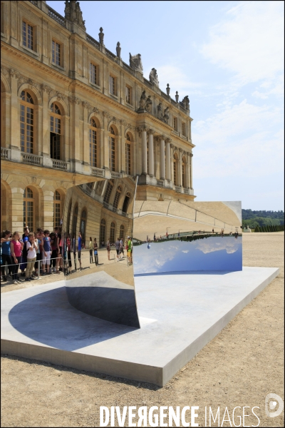 Visite de l Exposition Anish KAPOOR avec l artiste qui présente ses oeuvres dans les jardins du Château de Versailles et dans la salle historique du jeu de paume.