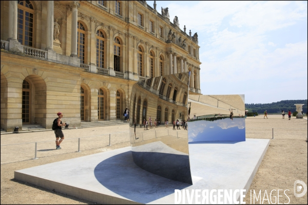 Visite de l Exposition Anish KAPOOR avec l artiste qui présente ses oeuvres dans les jardins du Château de Versailles et dans la salle historique du jeu de paume.