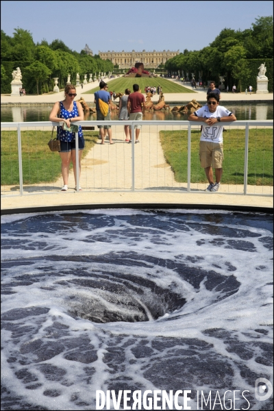 Visite de l Exposition Anish KAPOOR avec l artiste qui présente ses oeuvres dans les jardins du Château de Versailles et dans la salle historique du jeu de paume.