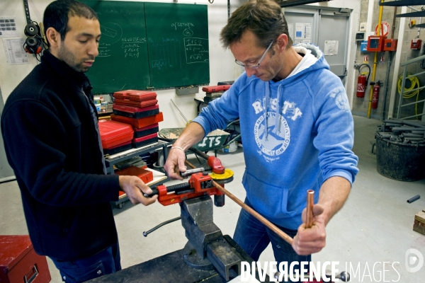 Les stagiaires des metiers du batiment a l AFPA, centre de Lardy.Dans l atelier de la formation - Installateur thermique et sanitaire