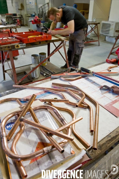 Les stagiaires des metiers du batiment a l AFPA, centre de Lardy.Dans l atelier de la formation - Installateur thermique et sanitaire