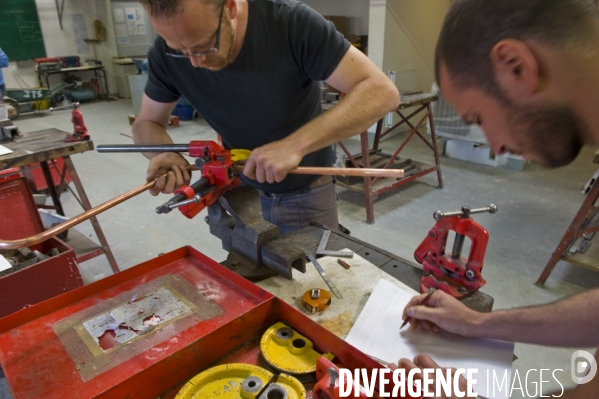 Les stagiaires des metiers du batiment a l AFPA, centre de Lardy.Dans l atelier de la formation - Installateur thermique et sanitaire