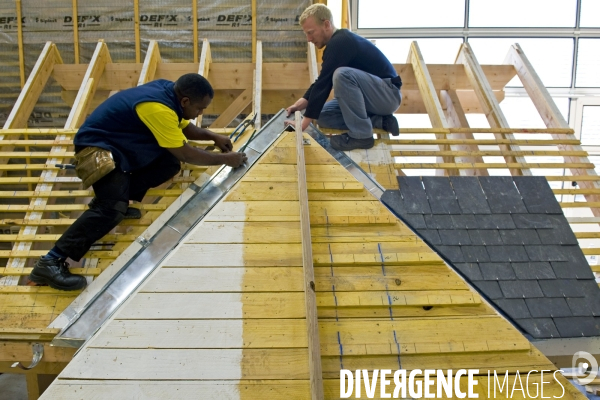 Les stagiaires des metiers du batiment a l AFPA, centre de Lardy.En couverture zinguerie.