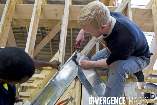 Les stagiaires des metiers du batiment a l AFPA, centre de Lardy.En couverture zinguerie.