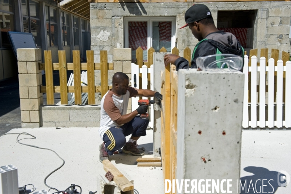 Les stagiaires des metiers du batiment a l AFPA, centre de Lardy.Atelier meunuiserie, construction et pose d un portail en bois