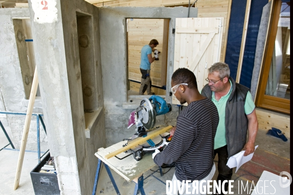 Les stagiaires des metiers du batiment a l AFPA, centre de Lardy.Atelier menuiserie