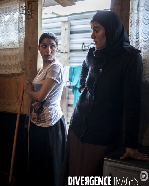 Intérieur d une baraque d un camp roumain de Seine-Saint-Denis.